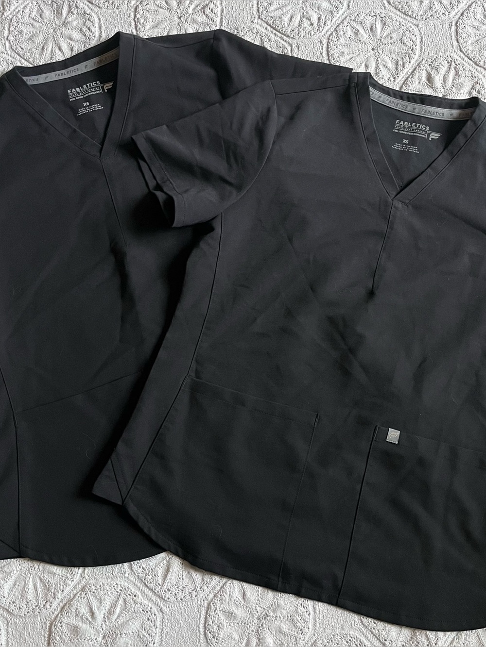Scrubs tops Fabletics Performance black xs vneck pockets nurse medical